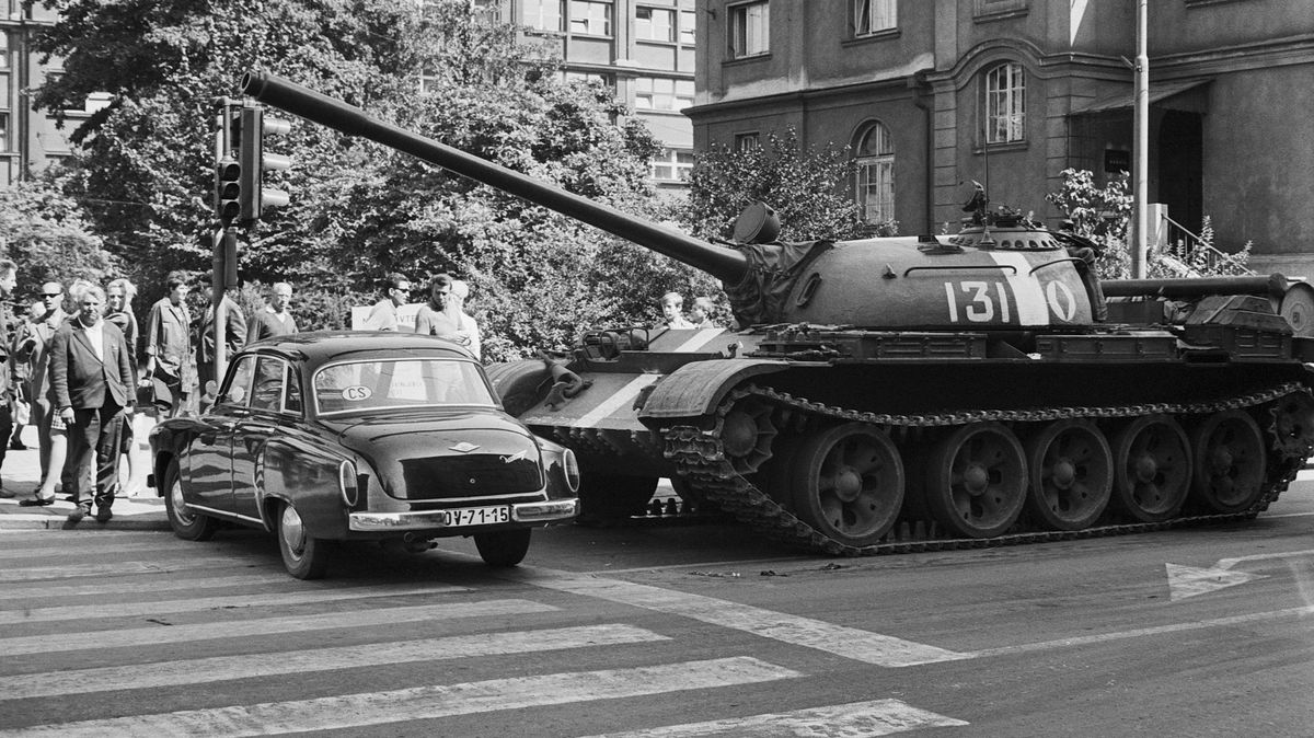Foto: „Co tady proboha děláte!“ Sovětské tankisty zaskočil v srpnu 1968 odpor